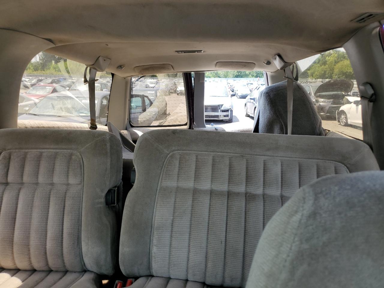 1992 Chevrolet Suburban K2500 VIN: 1GNGK26N7NJ315068 Lot: 61382035