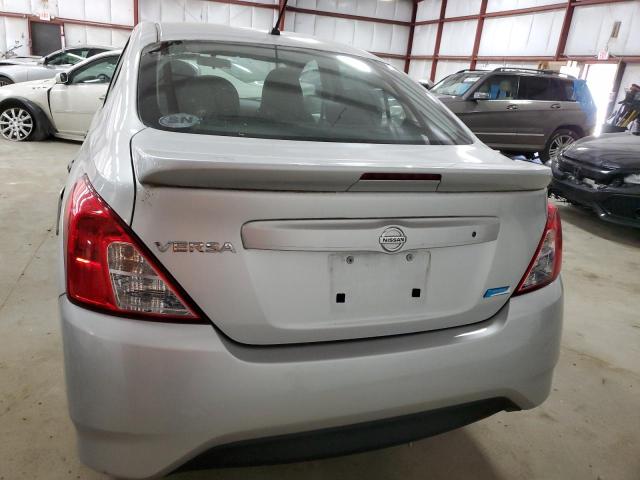 Седани NISSAN VERSA 2015 Сріблястий