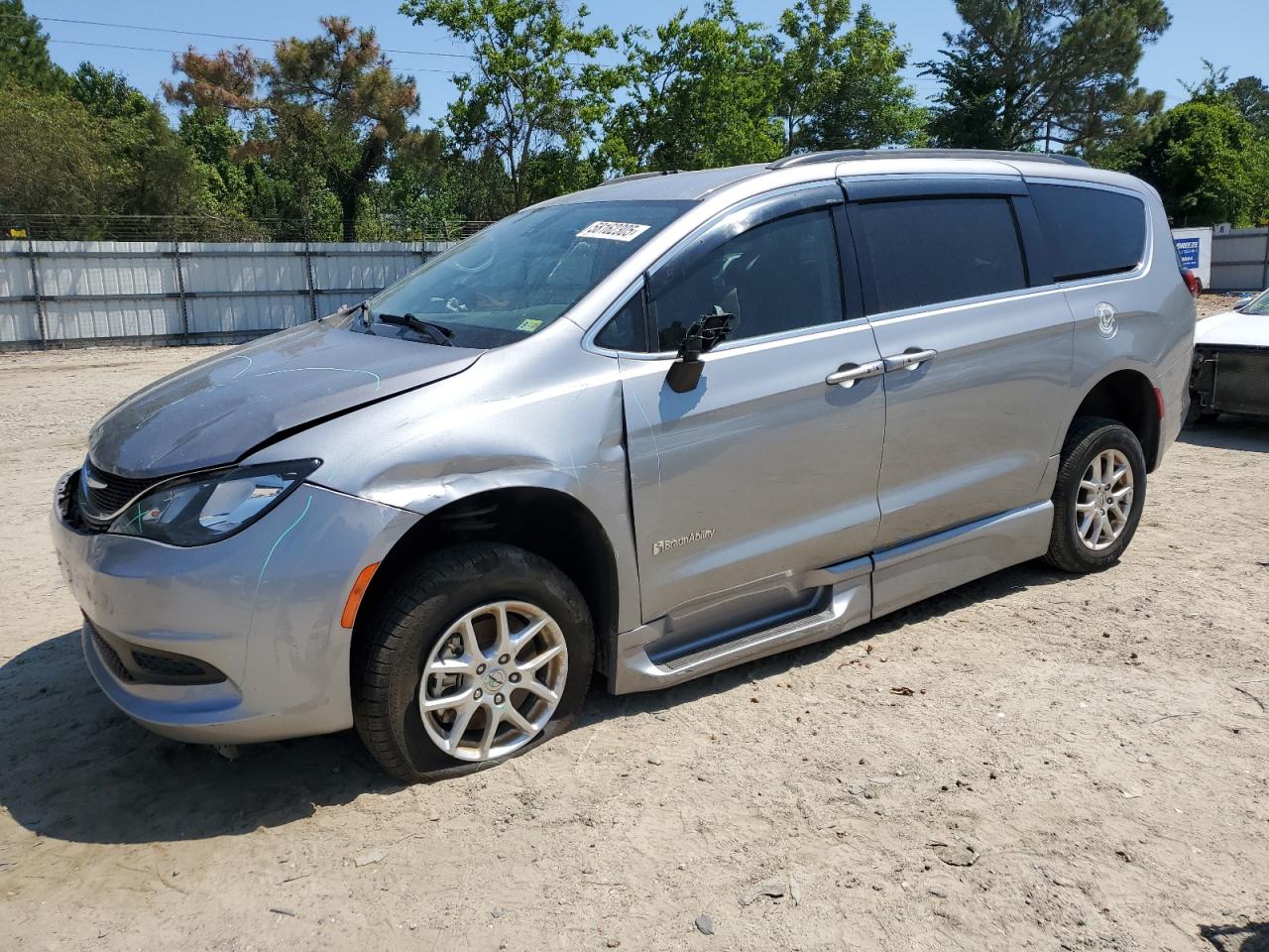 2021 Chrysler Voyager Lxi იყიდება Hampton-ში, VA - Front End