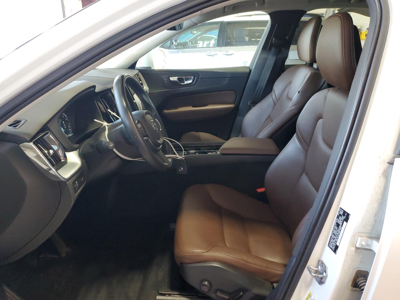 2018 Volvo Xc60 T5 Momentum VIN: YV4102RK1J1080633 Lot: 70637304