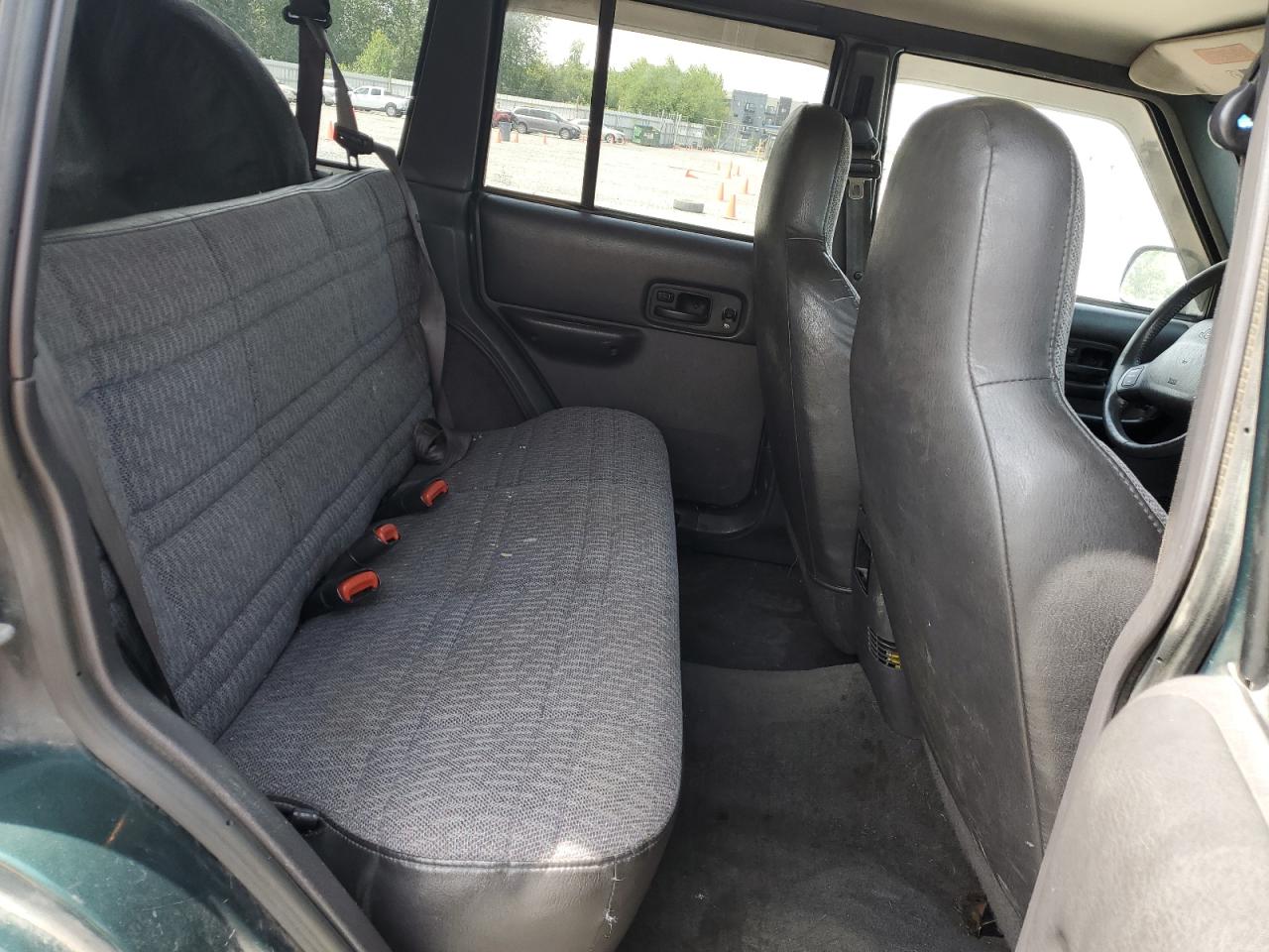 1999 Jeep Cherokee Sport VIN: 1J4FF68S2XL570795 Lot: 61860585