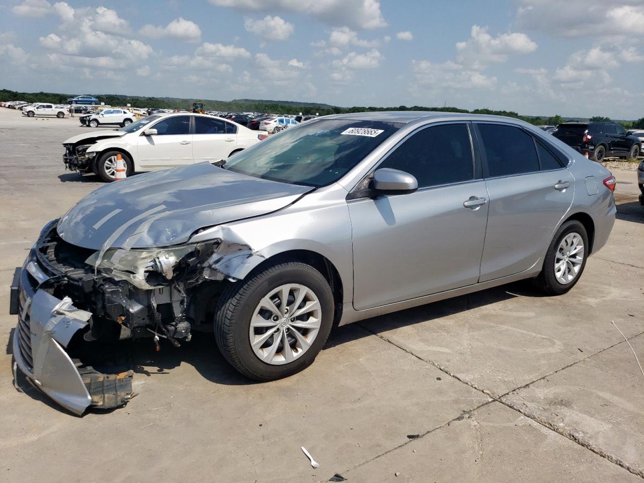 2015 Toyota Camry Le продається в Grand Prairie, TX - Front End