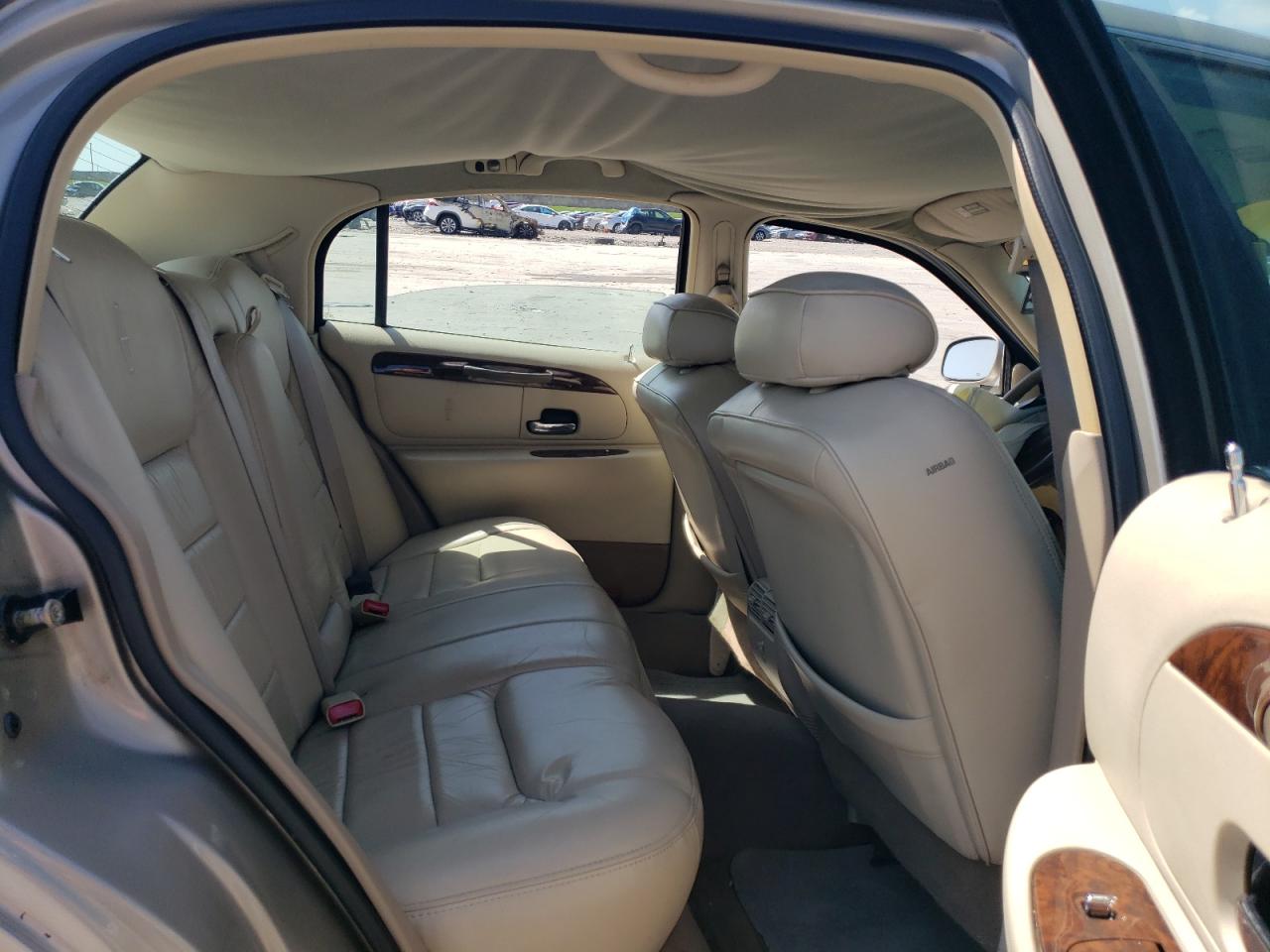 2000 Lincoln Town Car Signature VIN: 1LNHM82W6YY772003 Lot: 61657215