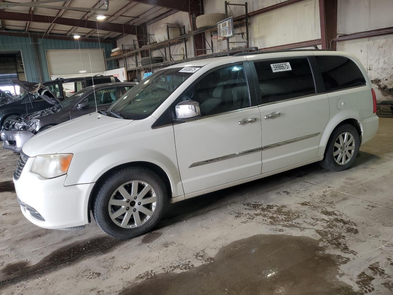 2011 Chrysler Town & Country Touring L იყიდება Eldridge-ში, IA - Minor Dent/Scratches