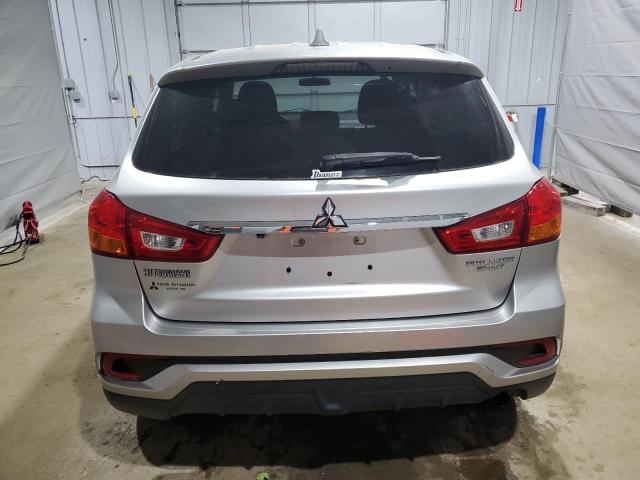  MITSUBISHI OUTLANDER 2018 Srebrny