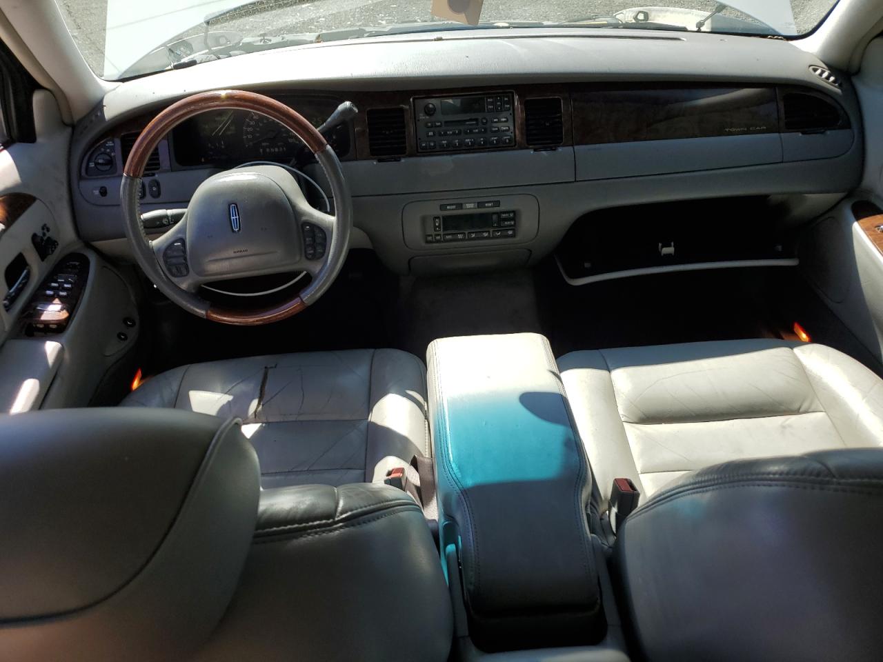 2001 Lincoln Town Car Signature VIN: 1LNHM82WX1Y689065 Lot: 63203565
