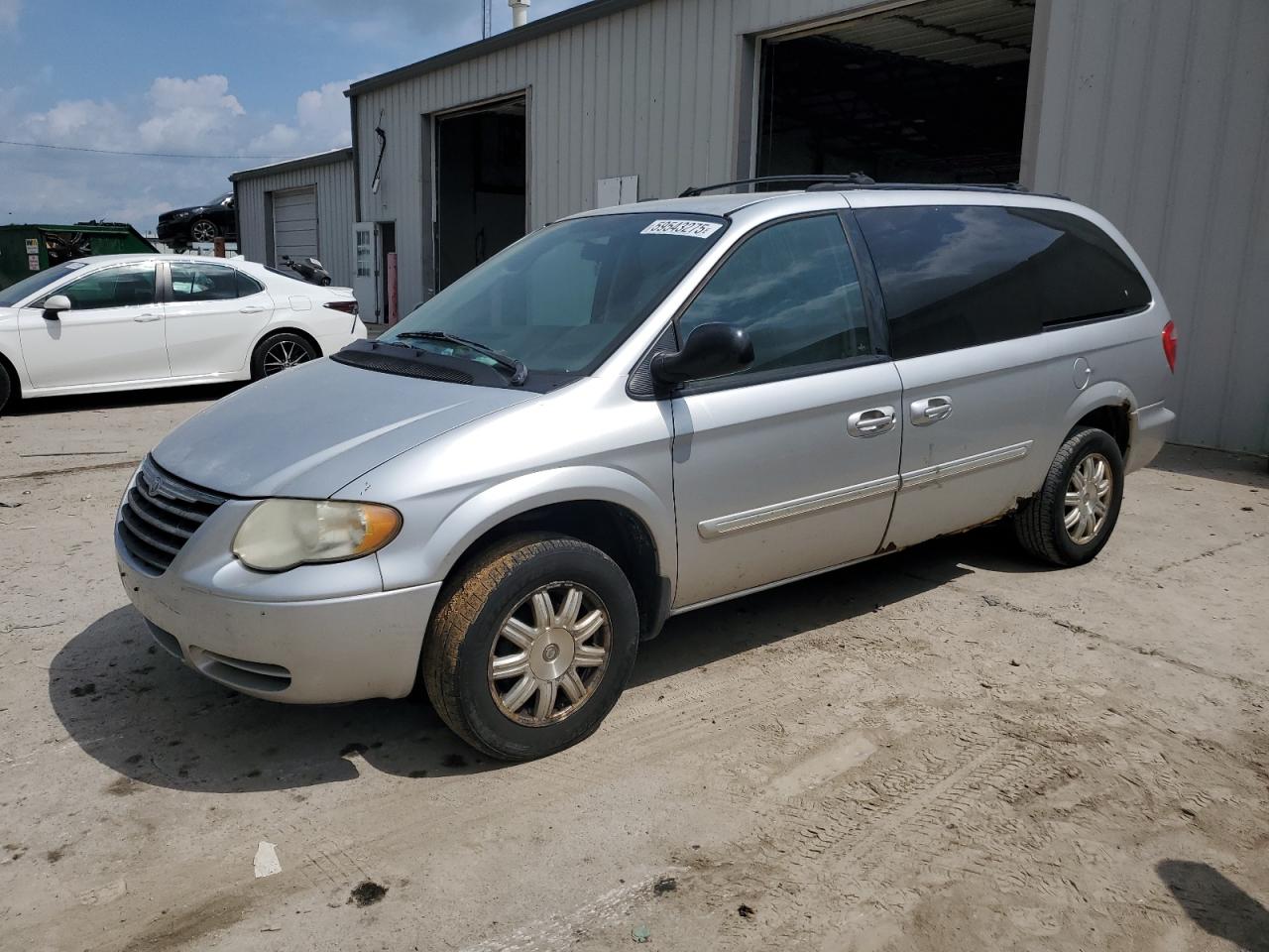 2005 Chrysler Town & Country Touring zu verkaufen in Lexington, KY - Undercarriage