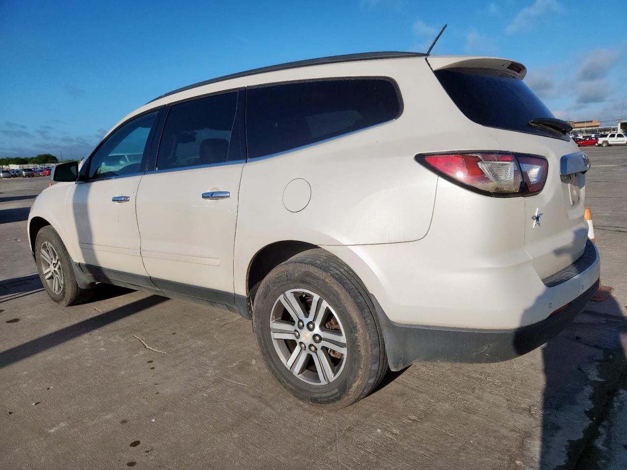 CHEVROLET TRAVERSE 2015 VIN 1GNKRHKD9FJ274871 photo 2