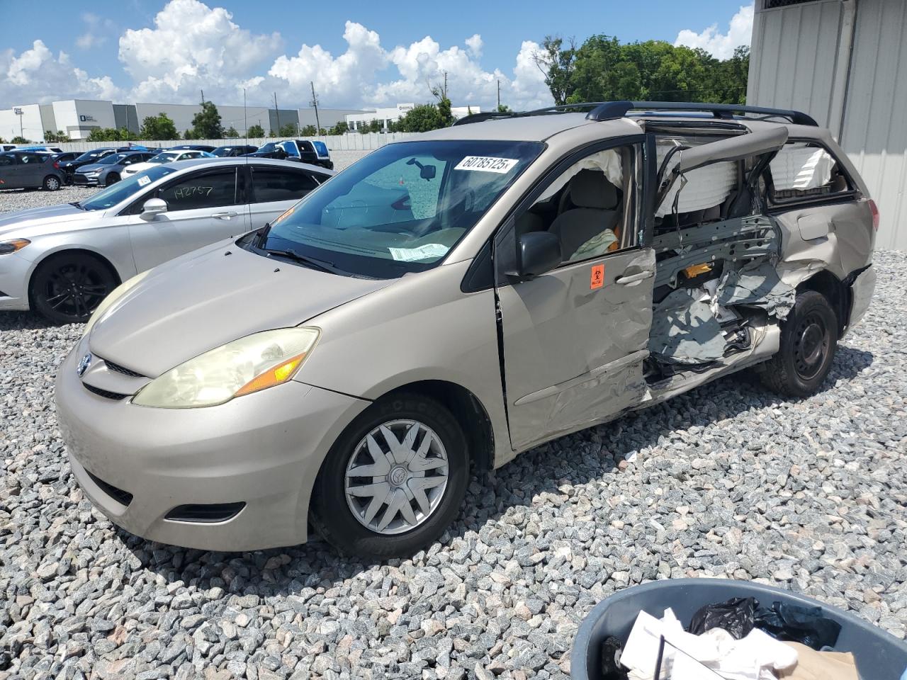 2006 Toyota Sienna Ce for Sale in Apopka, FL - Side