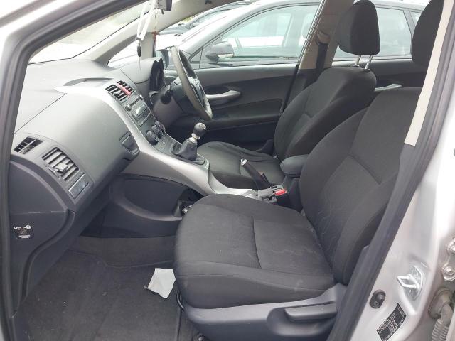 2011 TOYOTA AURIS