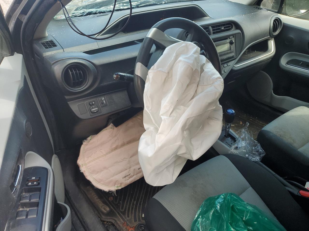 2014 Toyota Prius C VIN: JTDKDTB33E1083835 Lot: 61735835