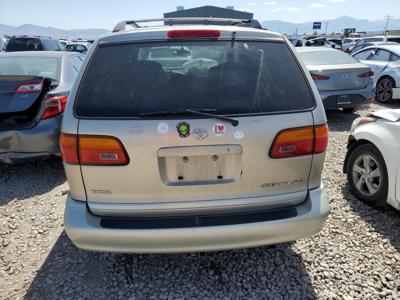 2000 Toyota Sienna Le VIN: 4T3ZF13C3YU292655 Lot: 62398825