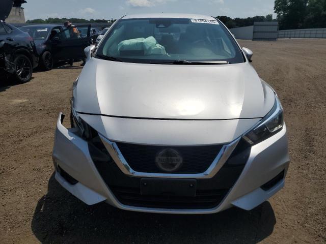  NISSAN VERSA 2020 Серебристый
