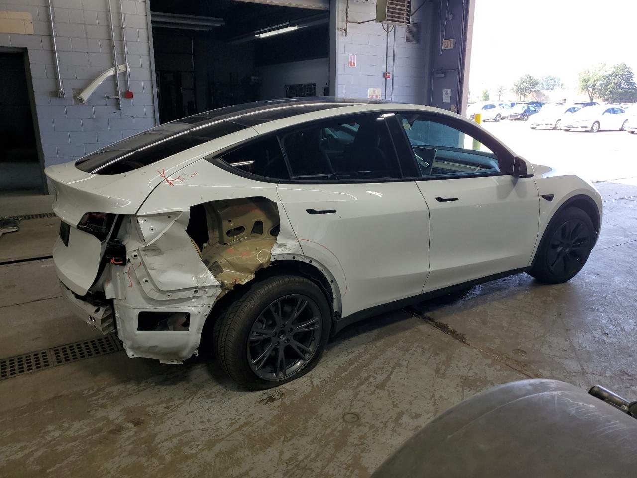 TESLA MODEL Y 2024 VIN 7SAYGDEDXRF210303 фото 3