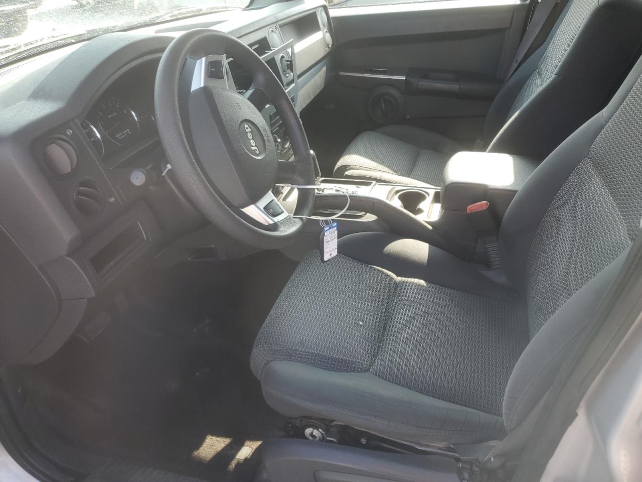 2008 Jeep Commander Sport VIN: 1J8HG48K38C149355 Lot: 60907495