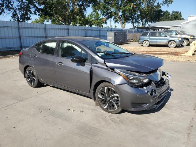  NISSAN VERSA 2023 Szary