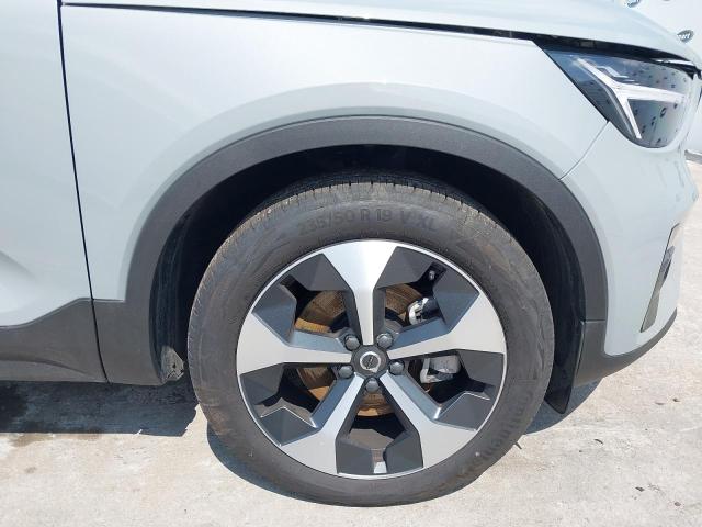 2025 VOLVO XC40 + B4