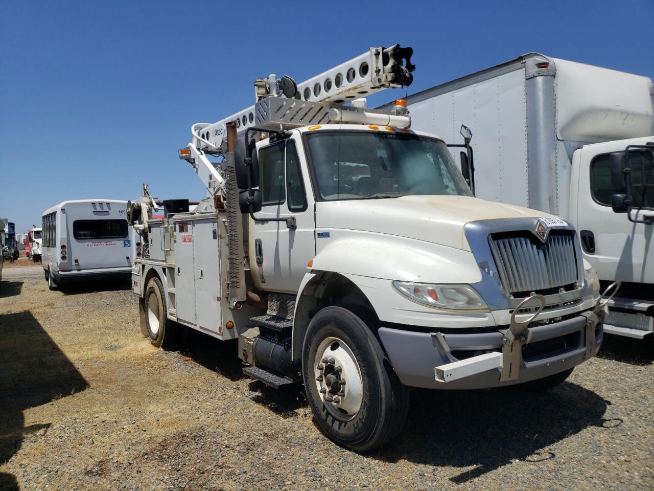 2013 International 4000 4300 للبيع في Sacramento، CA - Minor Dent/Scratches