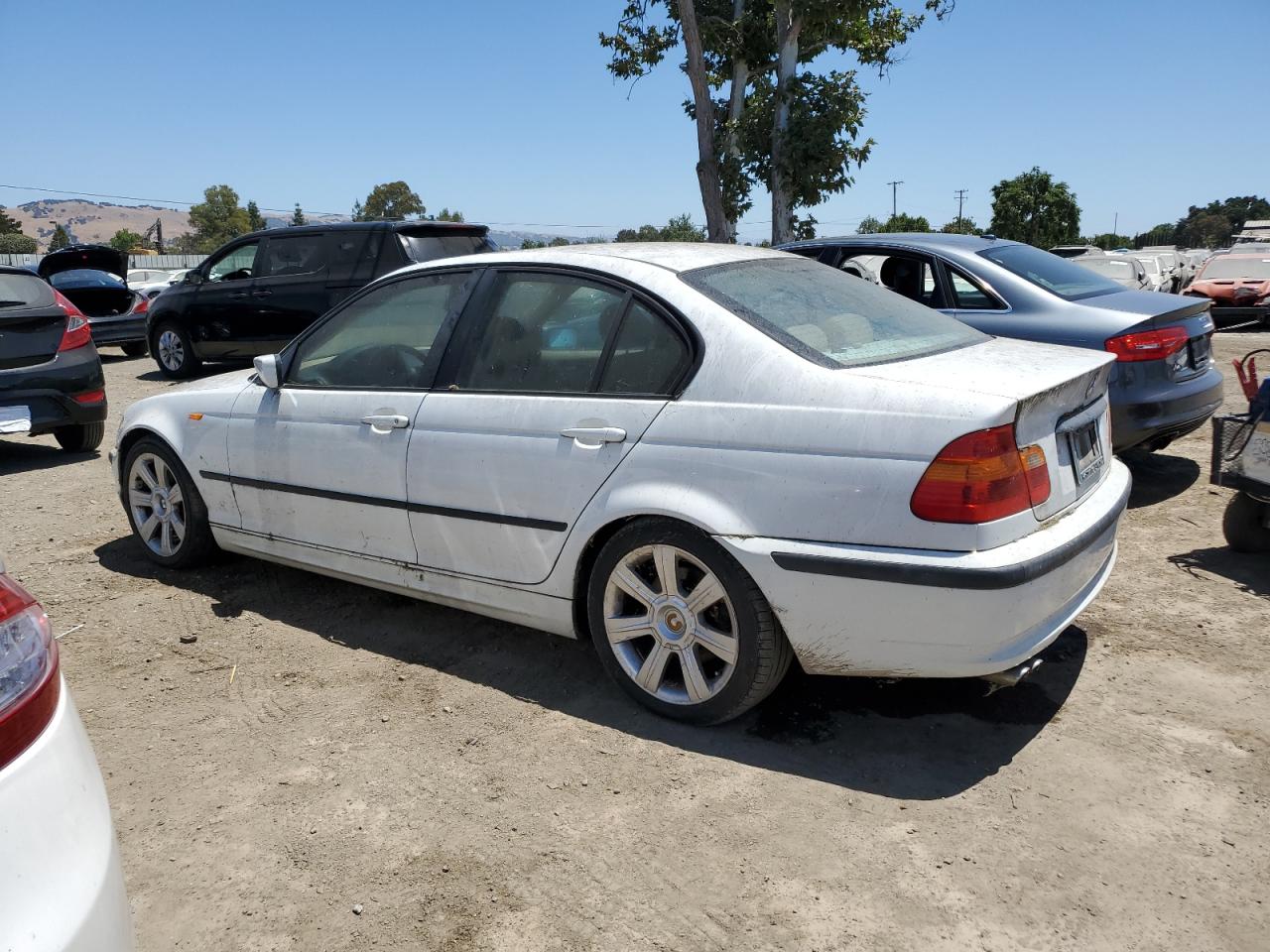 BMW 3 SERIES 2003 VIN WBAET37403NJ37225 photo 2