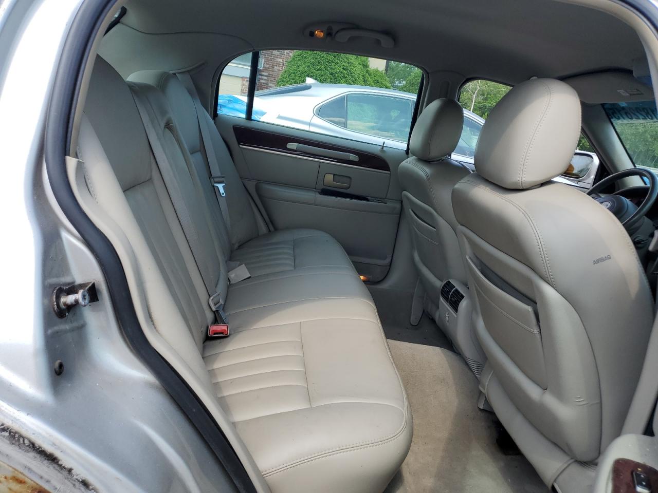 2004 Lincoln Town Car Executive VIN: 1LNHM81WX4Y672563 Lot: 61822615