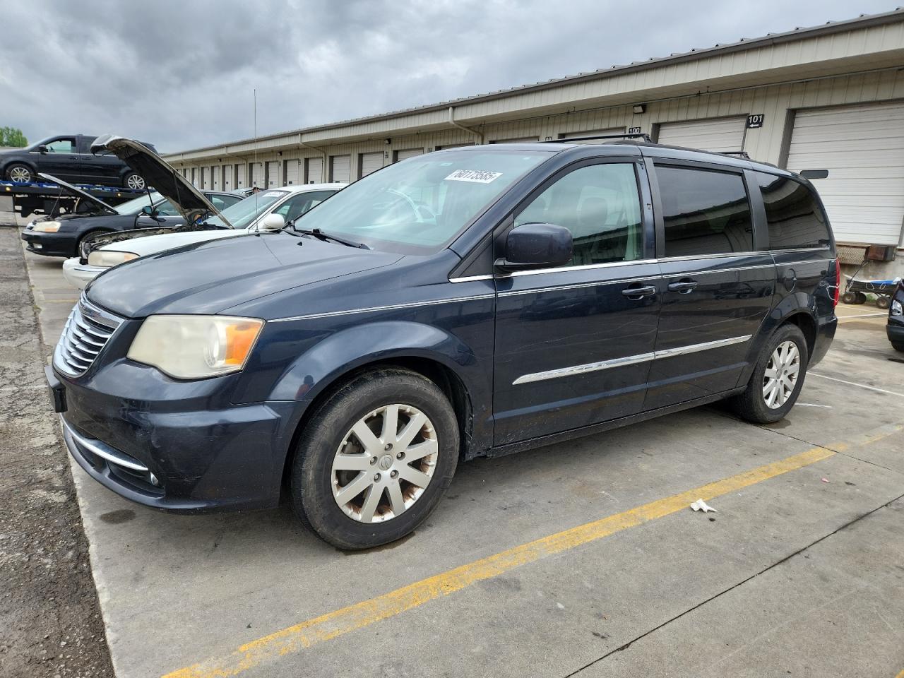 2013 Chrysler Town & Country Touring продається в Louisville, KY - Side