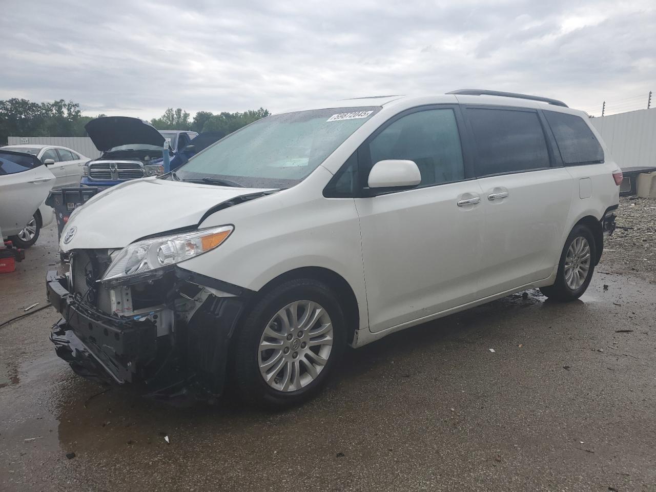 2015 Toyota Sienna Xle للبيع في Louisville، KY - Front End