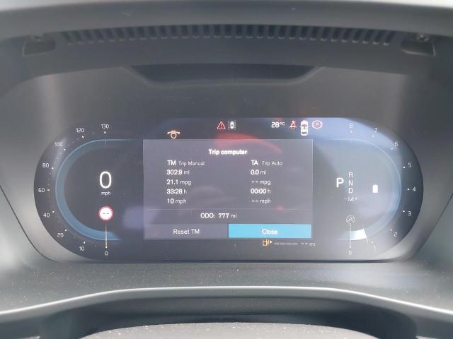 2025 VOLVO XC40 + B4
