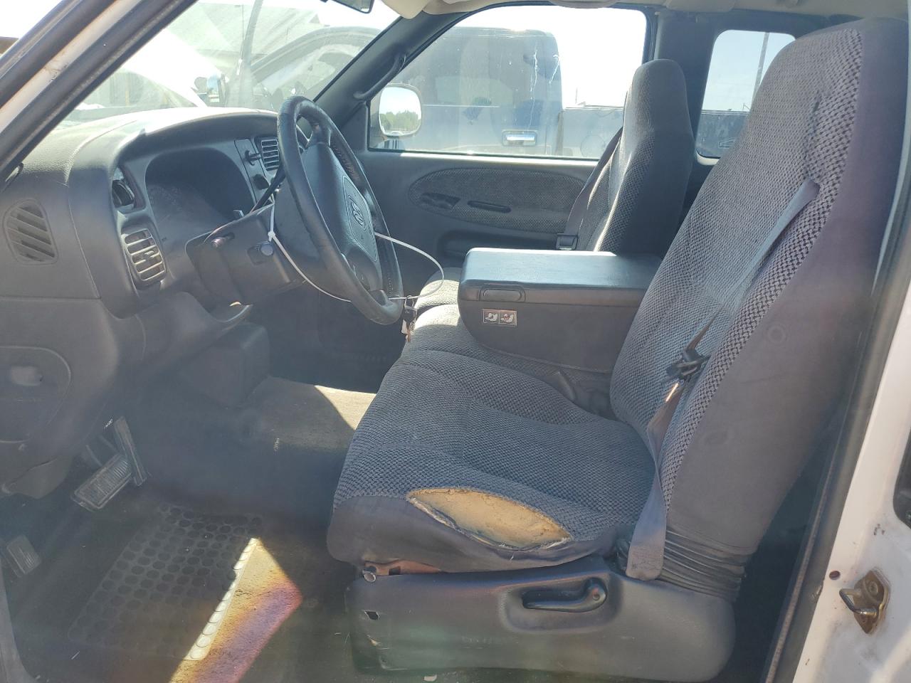 2000 Dodge Ram 1500 VIN: 1B7HC13Z3YJ113893 Lot: 61813195