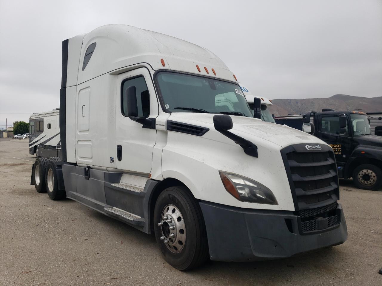 2018 Freightliner Cascadia 126 Semi Truck na sprzedaż w Van Nuys, CA - Front End