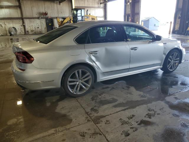  VOLKSWAGEN PASSAT 2017 Серебристый