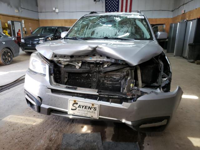  SUBARU FORESTER 2017 Srebrny