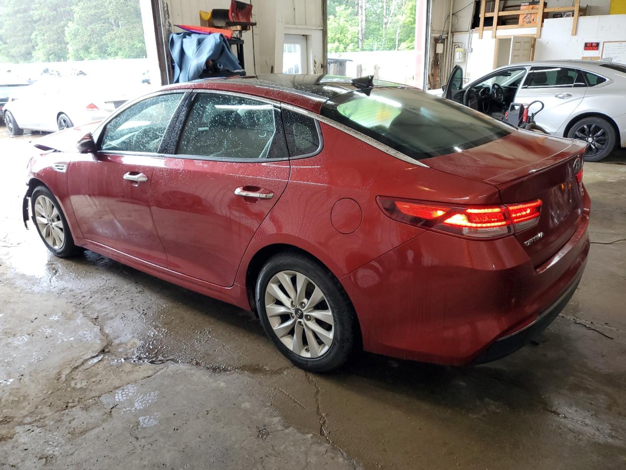 KIA OPTIMA 2018 VIN 5XXGT4L30JG233640 фото 2