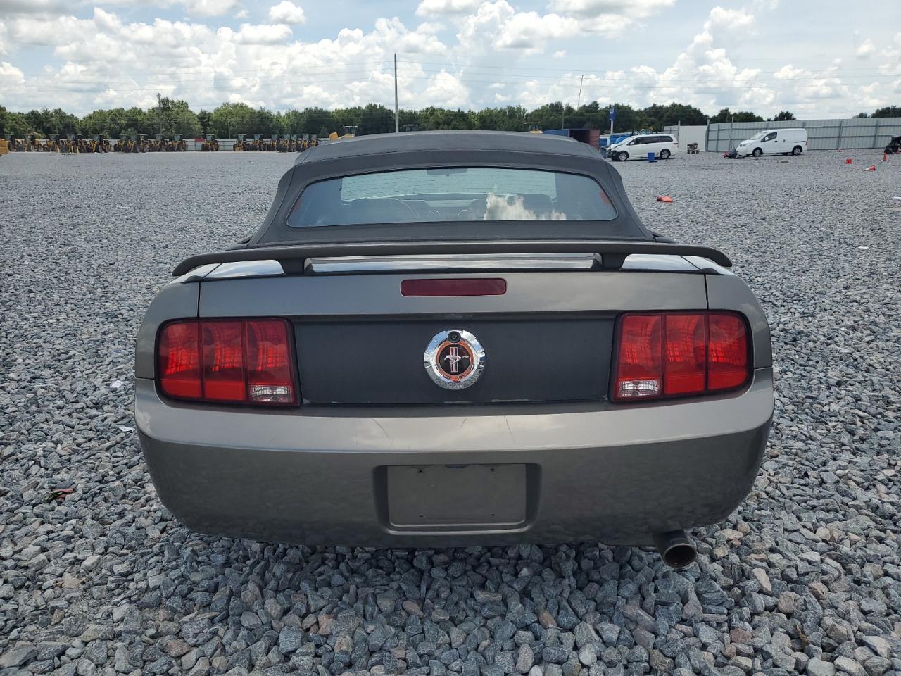 2005 Ford Mustang VIN: 1ZVFT84N555215001 Lot: 61993435