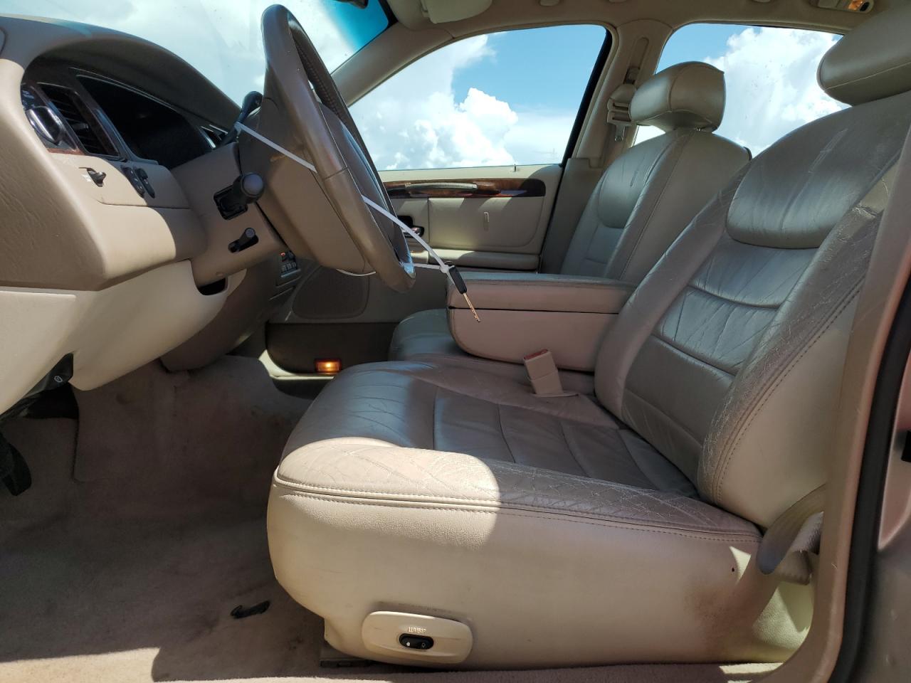 2001 Lincoln Town Car Executive VIN: 1LNHM81W11Y669367 Lot: 61468865