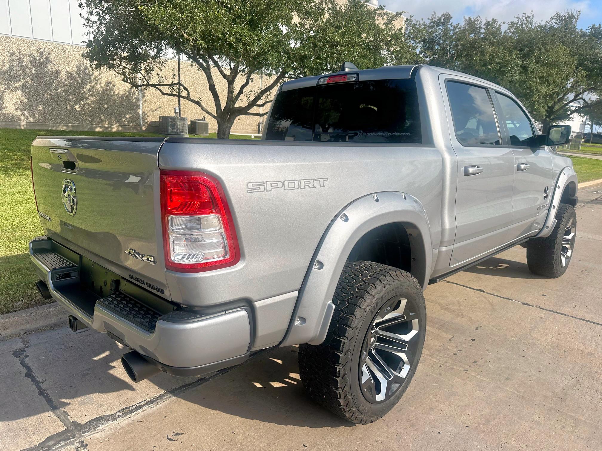  RAM 1500 2022 Srebrny