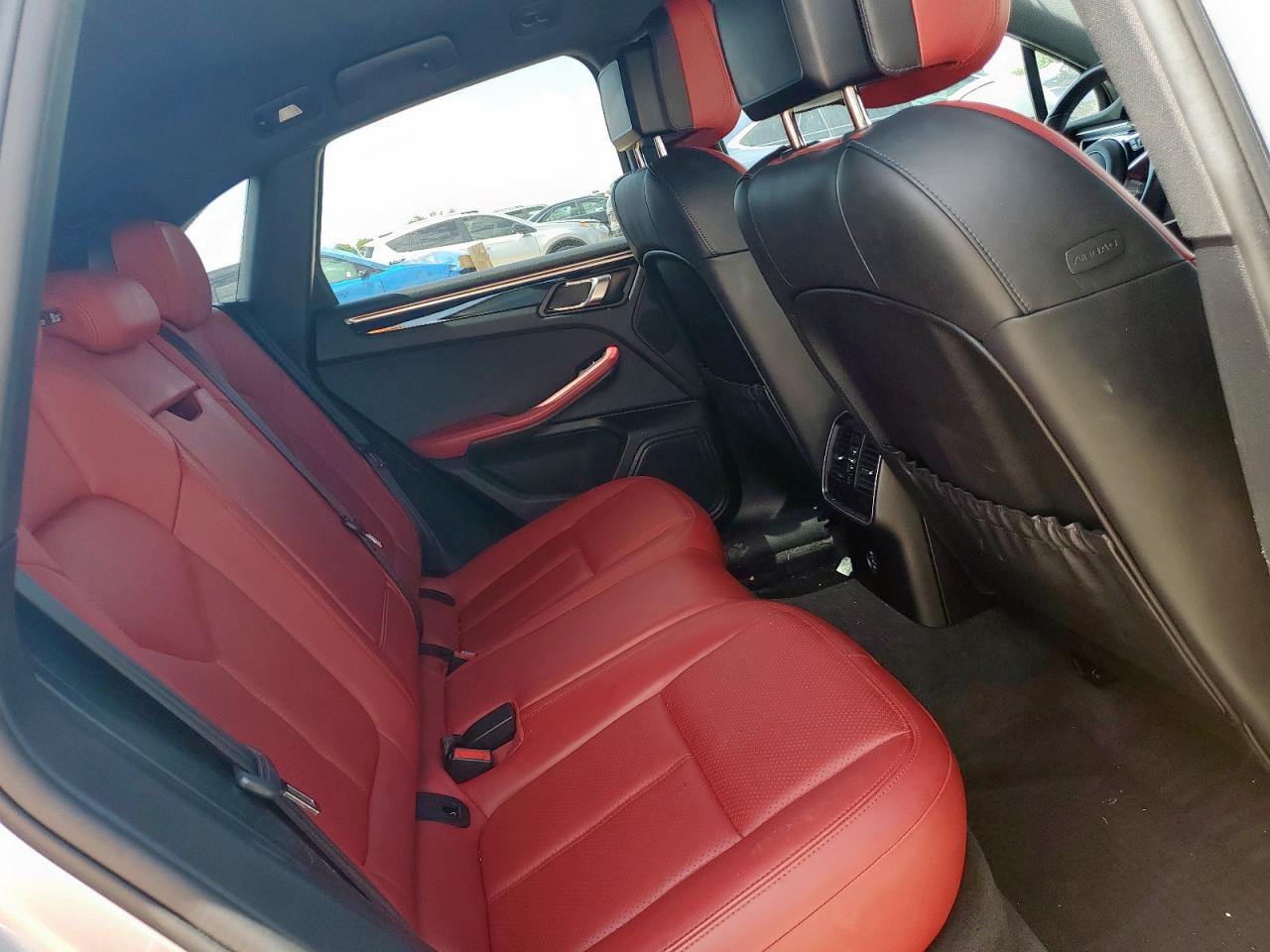 2018 Porsche Macan S VIN: WP1AB2A53JLB38053 Lot: 61726645