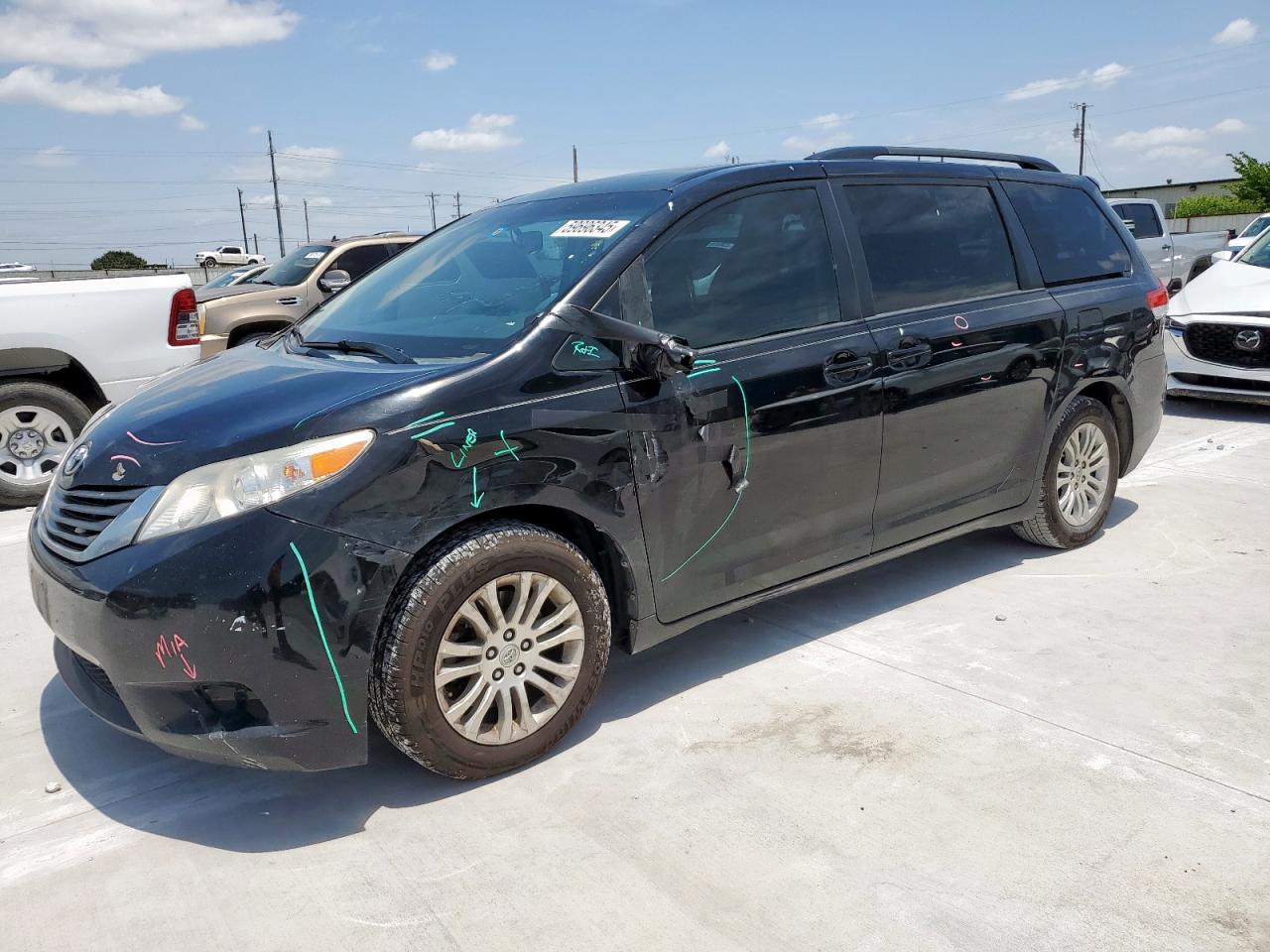 2014 Toyota Sienna Xle for Sale in Haslet, TX - Front End