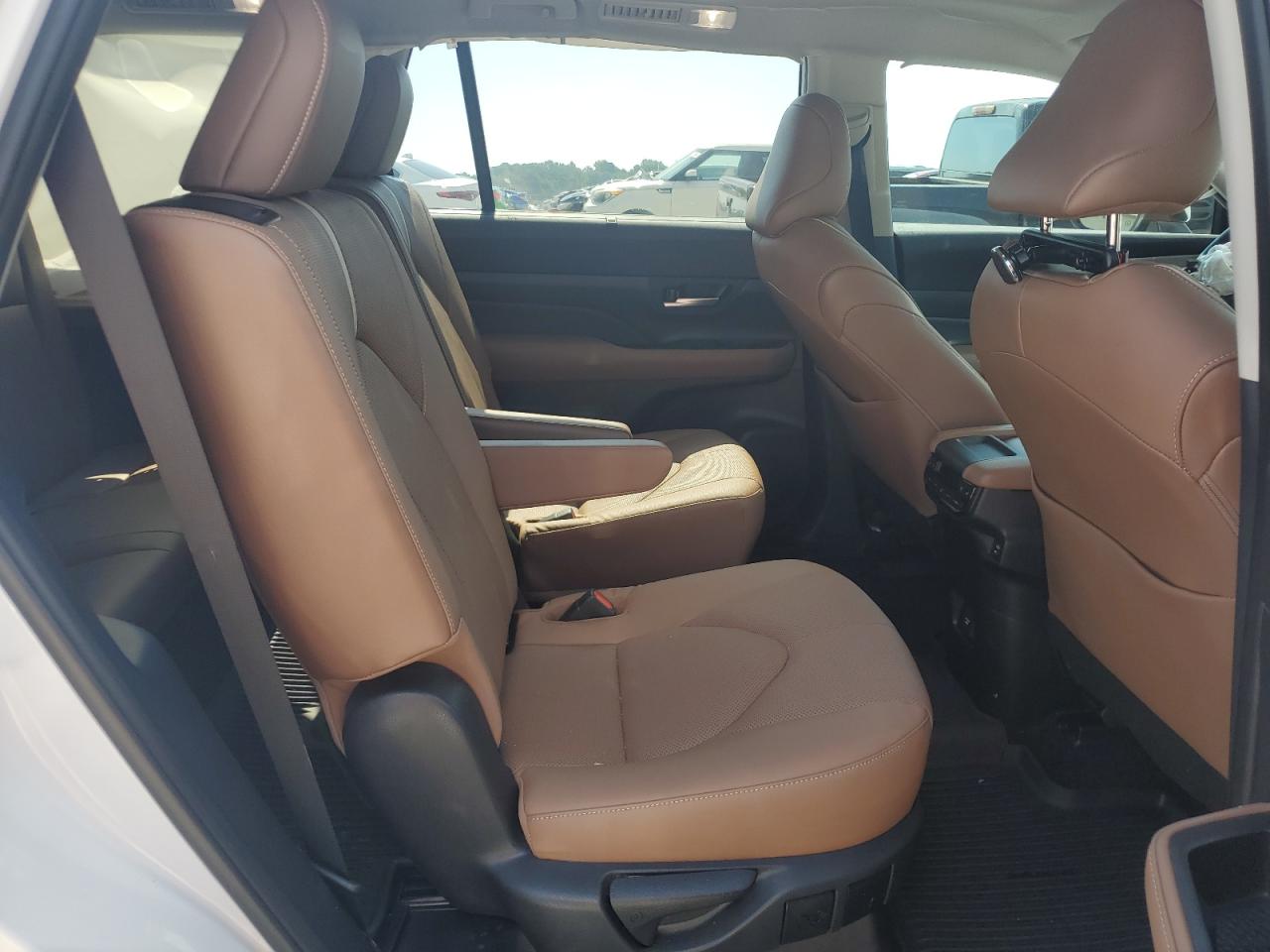 2024 Toyota Grand Highlander Xle VIN: 5TDAAAB54RS054542 Lot: 62025645