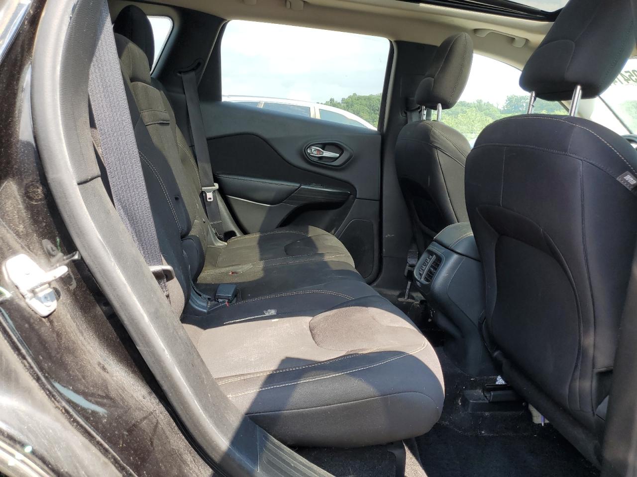 2015 Jeep Cherokee Latitude VIN: 1C4PJMCS5FW764349 Lot: 81190645