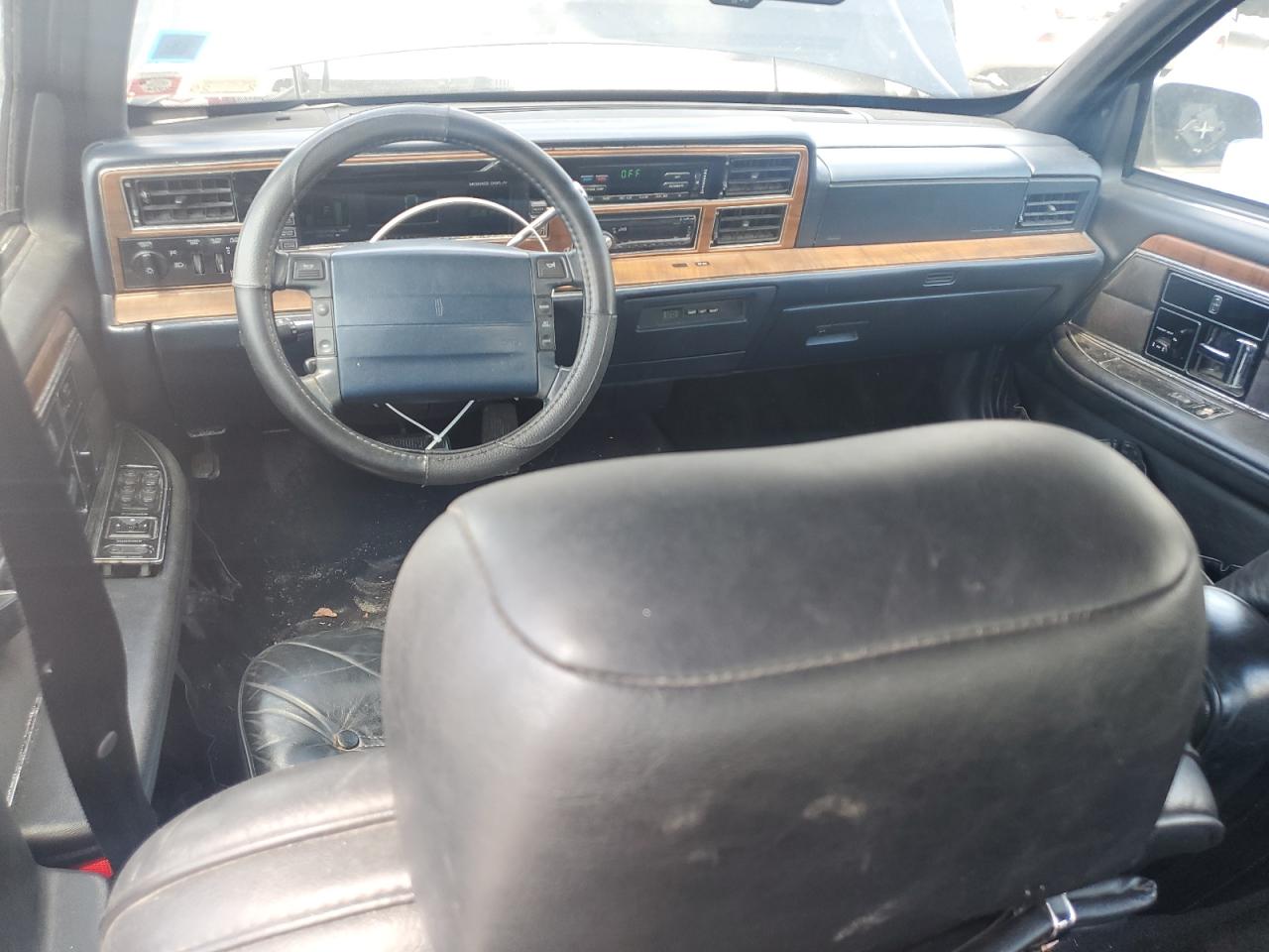 1990 Lincoln Continental Signature VIN: 1LNLM984XLY700400 Lot: 61182525