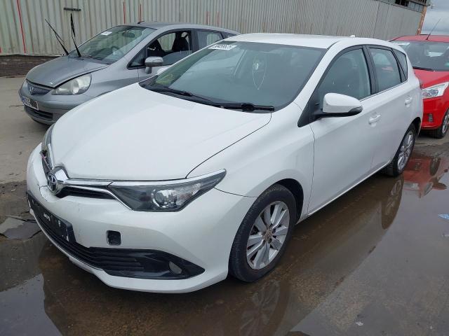 TOYOTA AURIS BUSI 2015