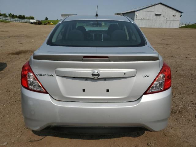  NISSAN VERSA 2019 Srebrny