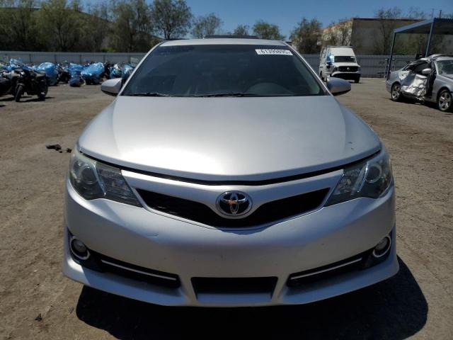 Sedans TOYOTA CAMRY 2013 Srebrny