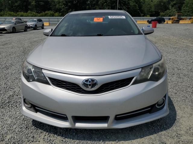 Sedans TOYOTA CAMRY 2013 Srebrny