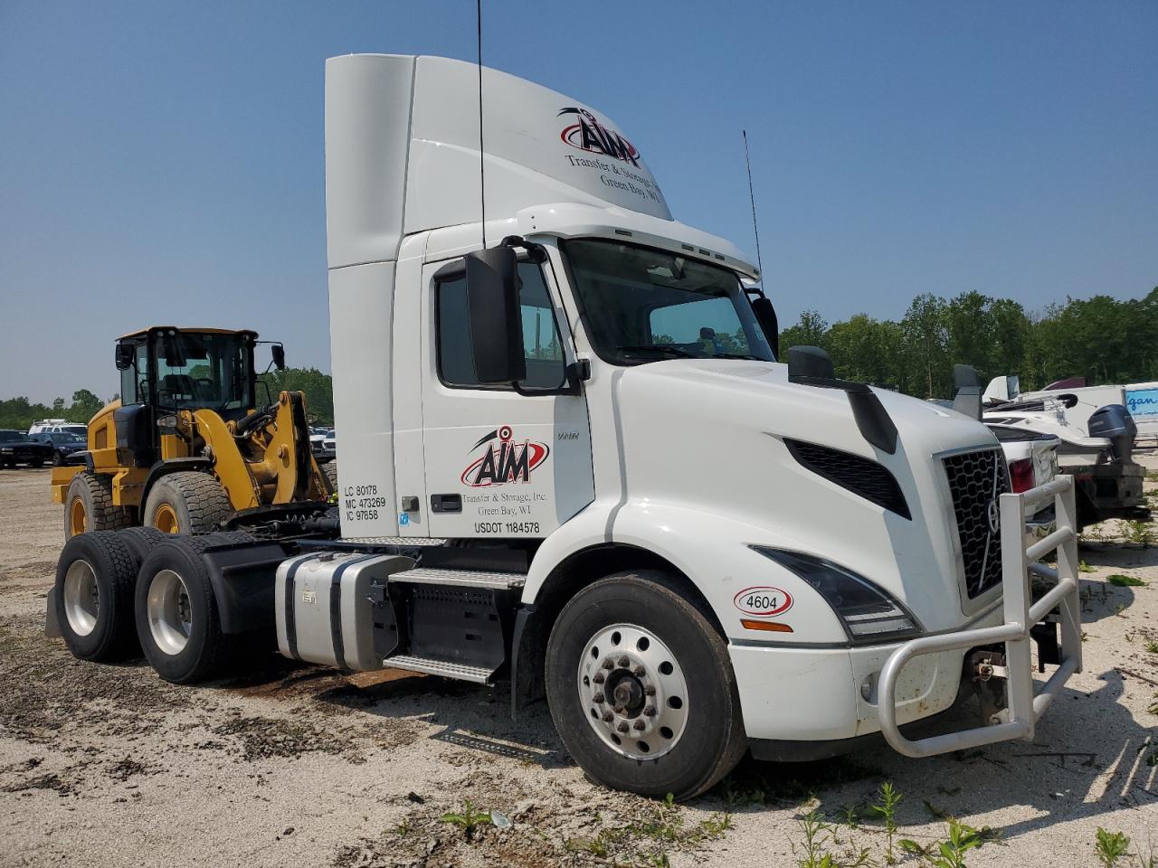 2020 Volvo Vnr Semi Truck продається в Milwaukee, WI - Mechanical