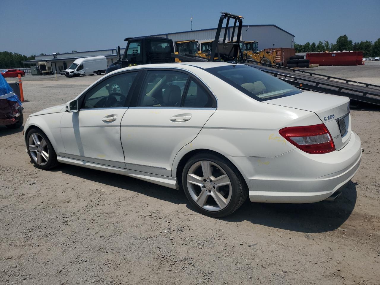 MERCEDES-BENZ C-CLASS 2011 VIN WDDGF5EB8BR185097 photo 2