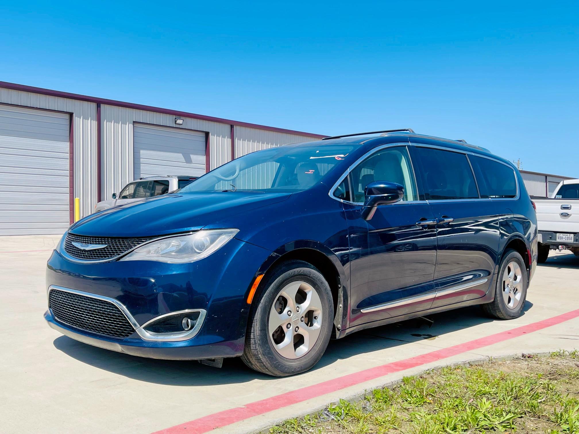 Minivans CHRYSLER PACIFICA 2017 Blue