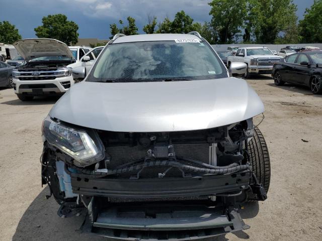  NISSAN ROGUE 2017 Srebrny