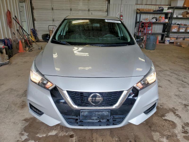  NISSAN VERSA 2020 Srebrny