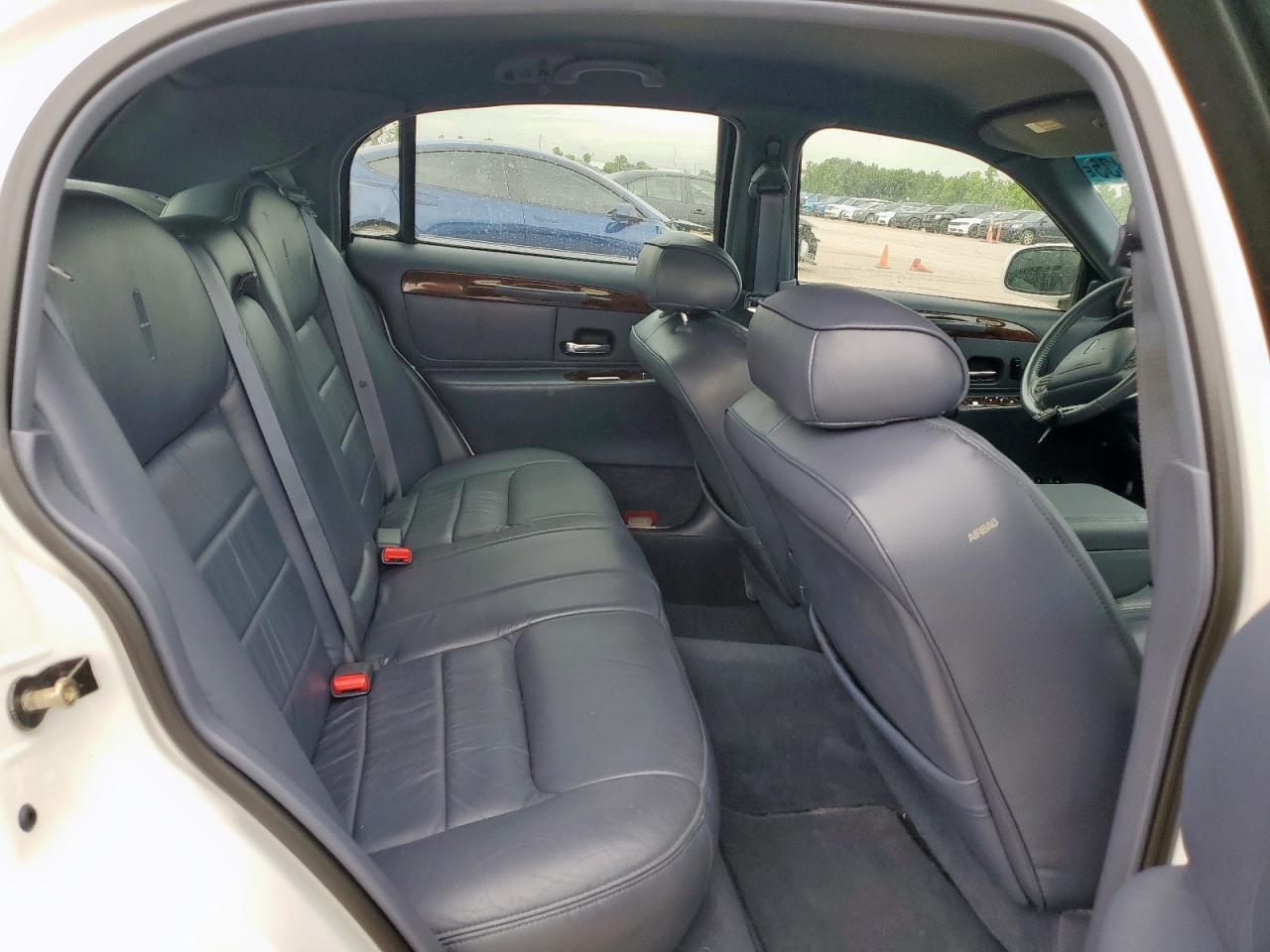 2000 Lincoln Town Car Signature VIN: 1LNHM82W6YY806621 Lot: 62130835